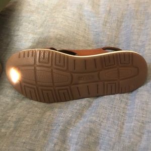 KEEN cross strap leather sandal